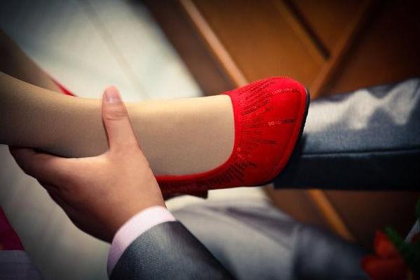 夢見別人穿新鞋是什么意思 夢到別人穿白色的新鞋有什么預兆