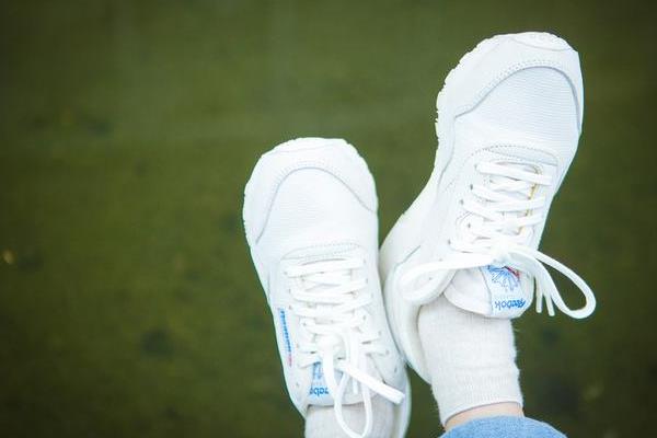 夢見別人穿新鞋是什么意思 夢到別人穿白色的新鞋有什么預兆