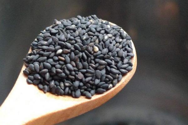 夢(mèng)見(jiàn)吃芝麻是什么意思 女人夢(mèng)到吃芝麻有什么預(yù)兆