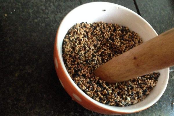 夢(mèng)見(jiàn)吃芝麻是什么意思 女人夢(mèng)到吃芝麻有什么預(yù)兆