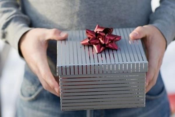 夢見別人送我東西是什么意思 夢到朋友送東西給我有什么預兆