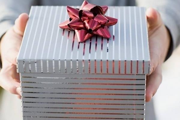 夢見別人送我東西是什么意思 夢到朋友送東西給我有什么預兆