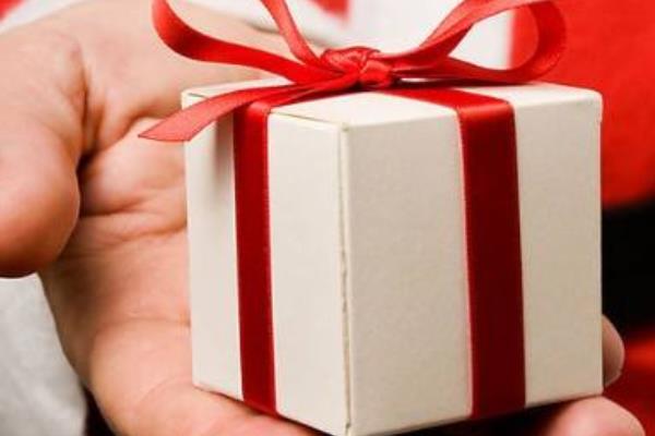 夢見別人送我東西是什么意思 夢到朋友送東西給我有什么預兆