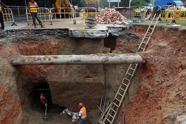 夢見地陷下去了是什么意思 夢到地陷有人掉下去了有什么預(yù)兆