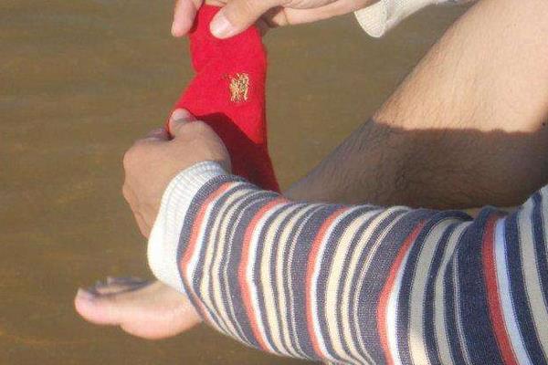 夢(mèng)見穿紅襪子是什么意思 女人夢(mèng)到自己穿著紅色襪子有什么預(yù)兆