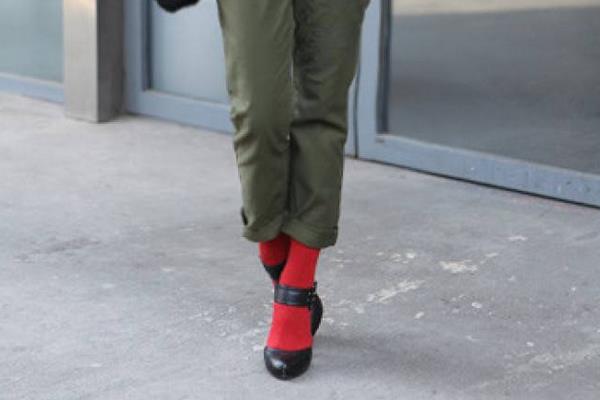 夢(mèng)見穿紅襪子是什么意思 女人夢(mèng)到自己穿著紅色襪子有什么預(yù)兆