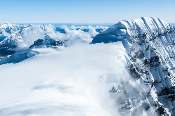 夢見雪崩逃命什么意思 夢到雪崩但自己沒事有什么預(yù)兆