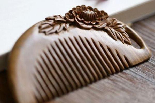 夢見梳子是什么意思 夢到有人送梳子給自己有什么預兆