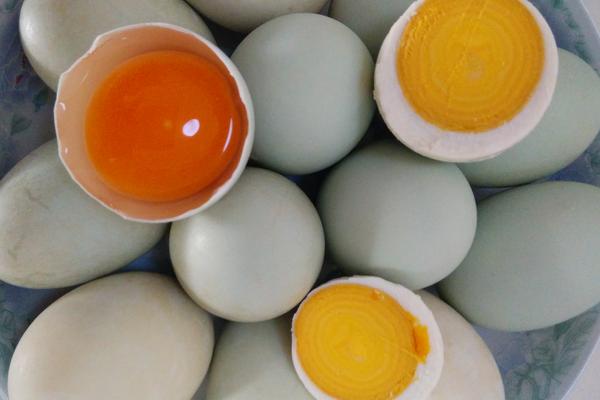 鴨蛋不能和什么一起吃 什么人不能吃鴨蛋