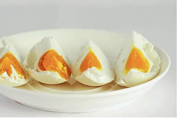 一天一個咸鴨蛋可以嗎 咸鴨蛋里的油是什么