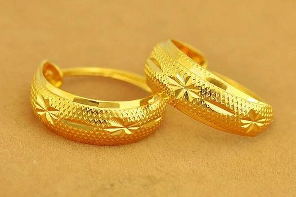 夢(mèng)見金耳環(huán)是什么意思 女人夢(mèng)到別人送自己金耳環(huán)有什么預(yù)兆