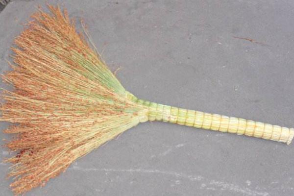 夢見笤帚是什么意思 女人夢到別人拿著笤帚有什么預兆