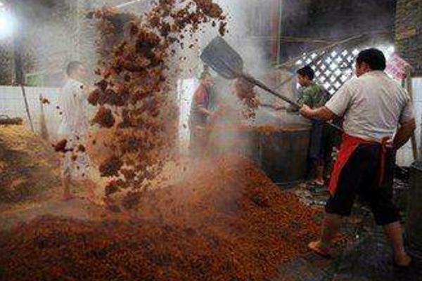 混養魚塘用什么餌料 魚塘里的浮萍怎么去除