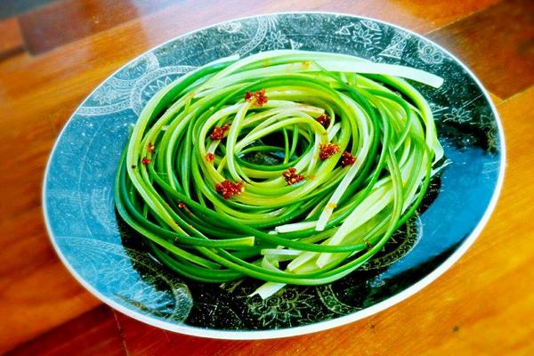 夢(mèng)見(jiàn)蒜苔是什么意思 女人夢(mèng)見(jiàn)蒜苔有什么預(yù)兆(是胎夢(mèng)嗎)