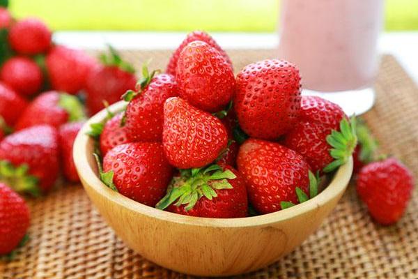 夢(mèng)見(jiàn)草莓是什么意思 女人夢(mèng)見(jiàn)草莓長(zhǎng)在樹(shù)上熟了去摘有什么預(yù)兆