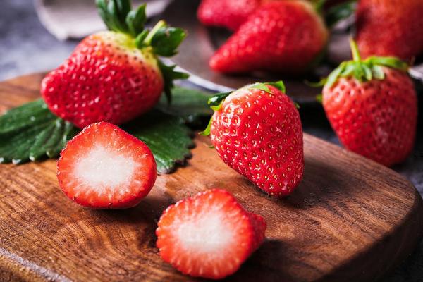 夢(mèng)見(jiàn)草莓是什么意思 女人夢(mèng)見(jiàn)草莓長(zhǎng)在樹(shù)上熟了去摘有什么預(yù)兆