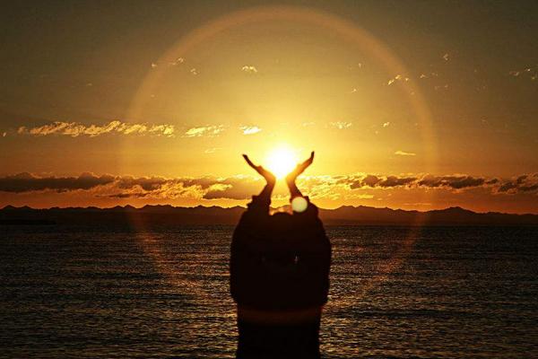 夢(mèng)見(jiàn)太陽(yáng)光環(huán)出來(lái)了是什么意思 夢(mèng)見(jiàn)太陽(yáng)很曬有什么預(yù)兆