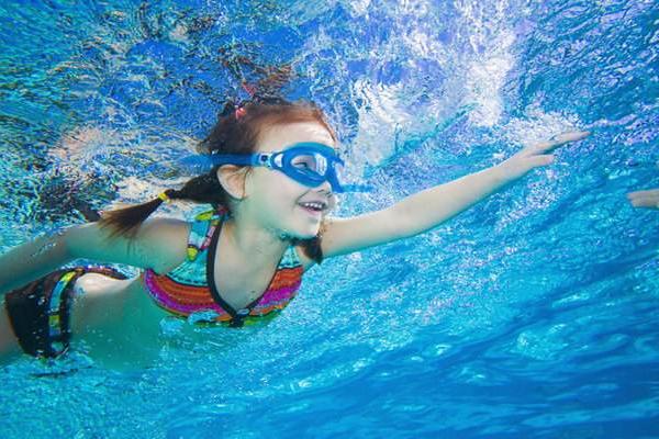 夢見游泳是什么意思 女人夢到自己在游泳池游泳有什么預兆