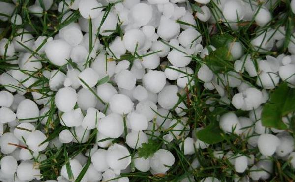 夢見下冰雹是什么意思 夢到下好大的冰雹砸到自己有什么預兆