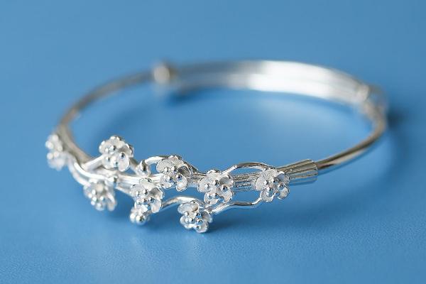 夢見手鐲斷了是什么意思 夢到別人送自己手鐲有什么預(yù)兆