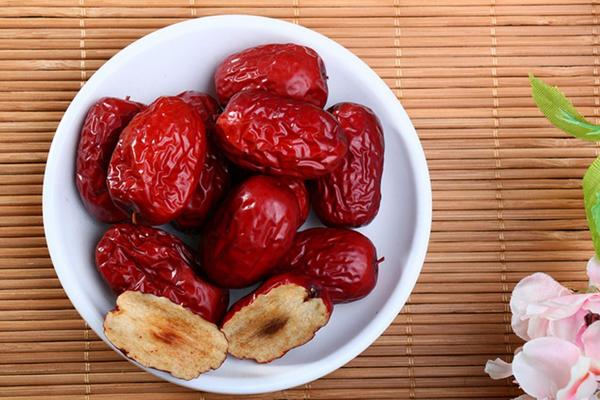 夢(mèng)見紅棗是什么意思 女人夢(mèng)到自己吃紅棗有什么預(yù)兆