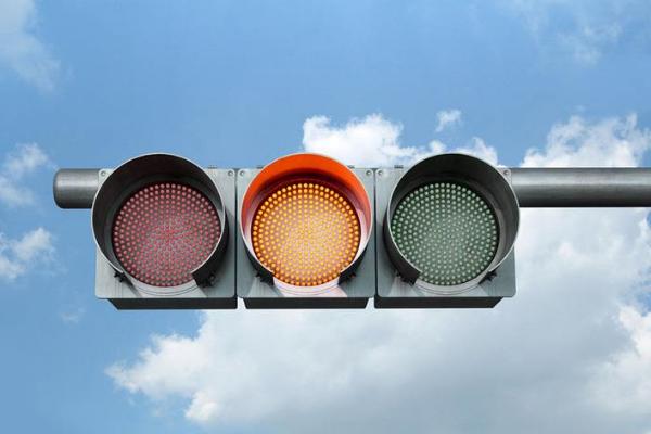 夢(mèng)見(jiàn)闖紅燈是什么意思 夢(mèng)到開(kāi)車(chē)闖紅燈有什么預(yù)兆