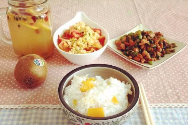 夢(mèng)見吃飯是什么意思 女人夢(mèng)到很多人在一起吃飯有什么預(yù)兆