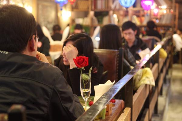 夢(mèng)見吃飯是什么意思 女人夢(mèng)到很多人在一起吃飯有什么預(yù)兆