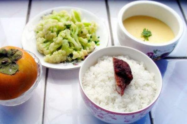 夢(mèng)見吃飯是什么意思 女人夢(mèng)到很多人在一起吃飯有什么預(yù)兆