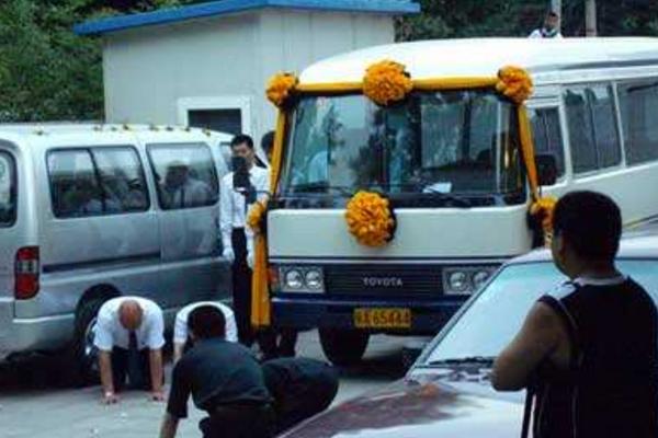 夢見靈車是什么意思 夢到靈車從給自己身邊開過有什么預(yù)兆