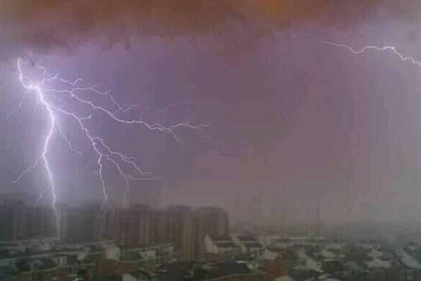 夢見下雨是什么意思 女人夢到下雨打雷閃電有什么預兆