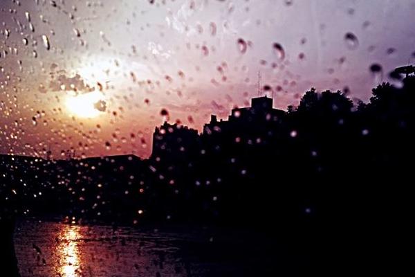 夢見下雨是什么意思 女人夢到下雨打雷閃電有什么預兆