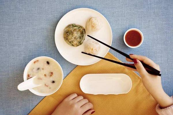 夢(mèng)見吃飯是什么意思 女人夢(mèng)到很多人在一起吃飯有什么預(yù)兆