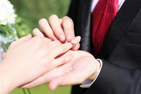 夢見戴戒指是什么意思 夢到別人送戒指給自己有什么預兆