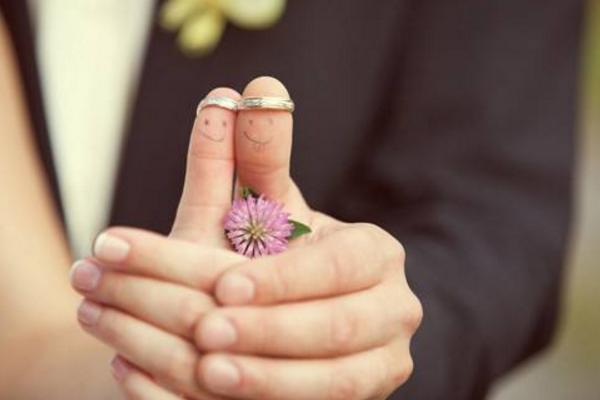 夢見戴戒指是什么意思 夢到別人送戒指給自己有什么預兆