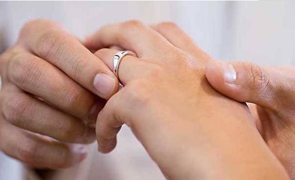 夢見戴戒指是什么意思 夢到別人送戒指給自己有什么預兆