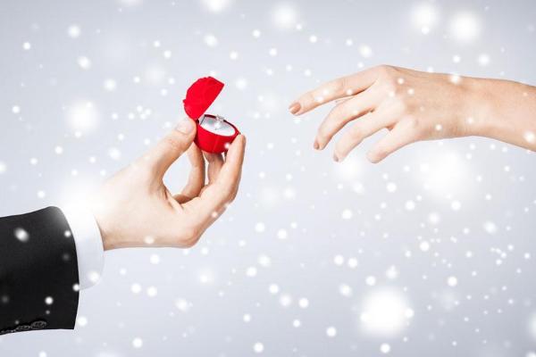 夢見戴戒指是什么意思 夢到別人送戒指給自己有什么預兆