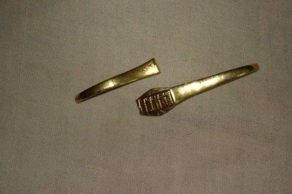 夢見戴戒指是什么意思 夢到別人送戒指給自己有什么預兆