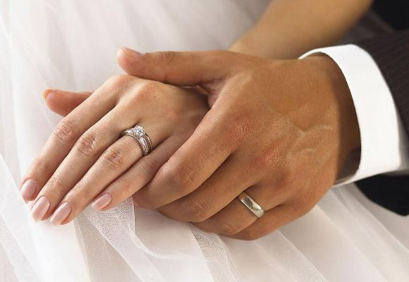 夢見戴戒指是什么意思 夢到別人送戒指給自己有什么預兆