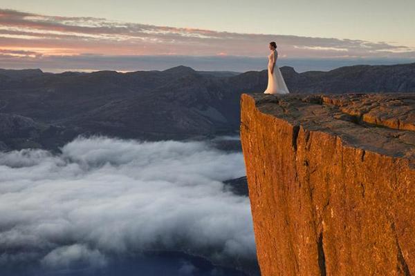 夢見懸崖是什么意思 夢到掉下懸崖又爬上來有什么預兆