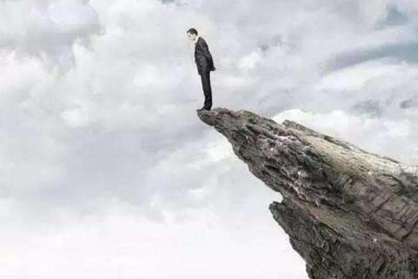 夢(mèng)見(jiàn)懸崖是什么意思 夢(mèng)到掉下懸崖又爬上來(lái)有什么預(yù)兆