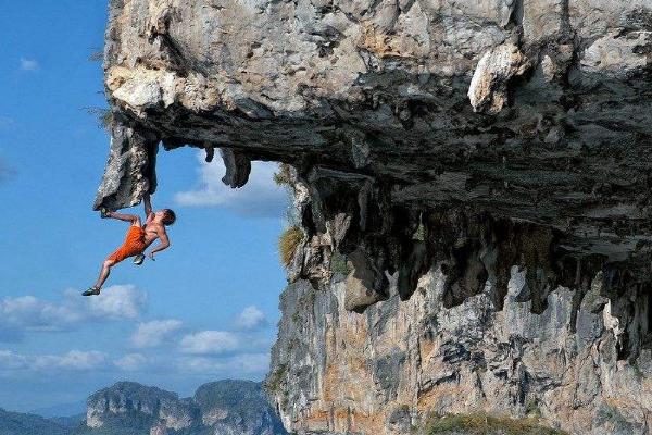 夢(mèng)見(jiàn)懸崖是什么意思 夢(mèng)到掉下懸崖又爬上來(lái)有什么預(yù)兆