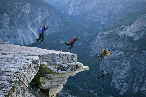 夢(mèng)見(jiàn)懸崖是什么意思 夢(mèng)到掉下懸崖又爬上來(lái)有什么預(yù)兆