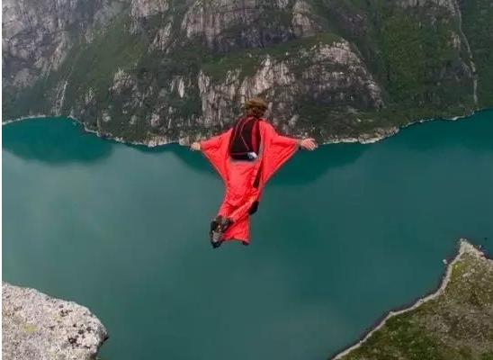 夢(mèng)見(jiàn)懸崖是什么意思 夢(mèng)到掉下懸崖又爬上來(lái)有什么預(yù)兆