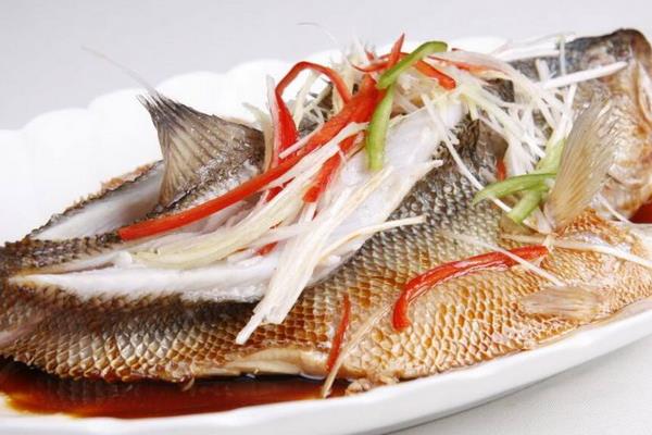 夢見吃魚是什么意思 女人夢見和別人一起吃魚有什么預兆