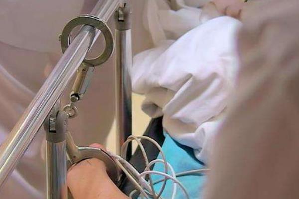 夢見戴手銬是什么意思 夢到別人給我帶手銬有什么預兆