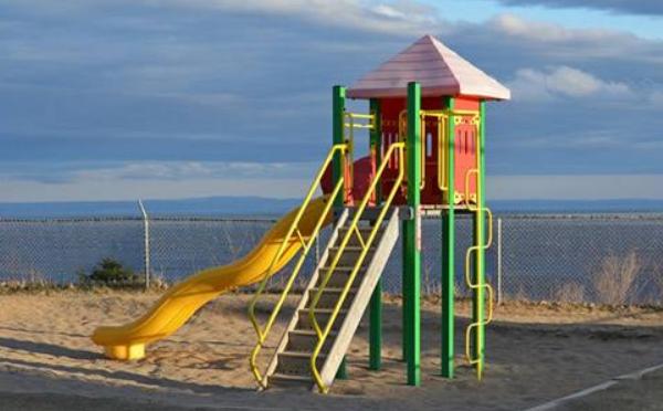 夢見滑滑梯是什么意思 夢到從滑梯高處滑下來有什么預(yù)兆