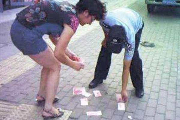 夢見撿錢是什么意思 女人夢到一邊走一邊撿錢有什么預兆