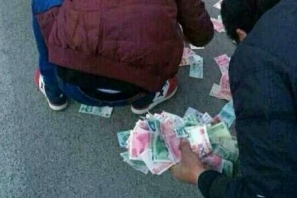 夢見撿錢是什么意思 女人夢到一邊走一邊撿錢有什么預兆