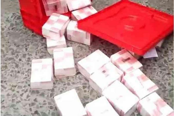 夢見撿錢是什么意思 女人夢到一邊走一邊撿錢有什么預兆